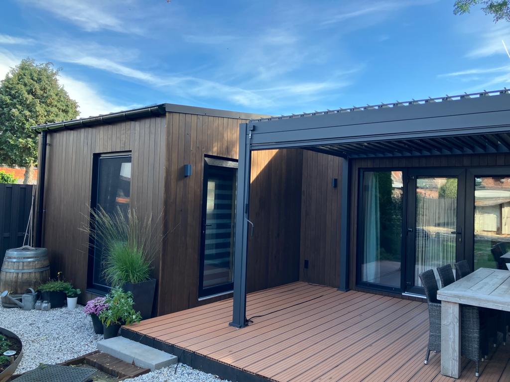 Afgewerkte modulaire zorgwoning met houten gevel, overkapping en terras