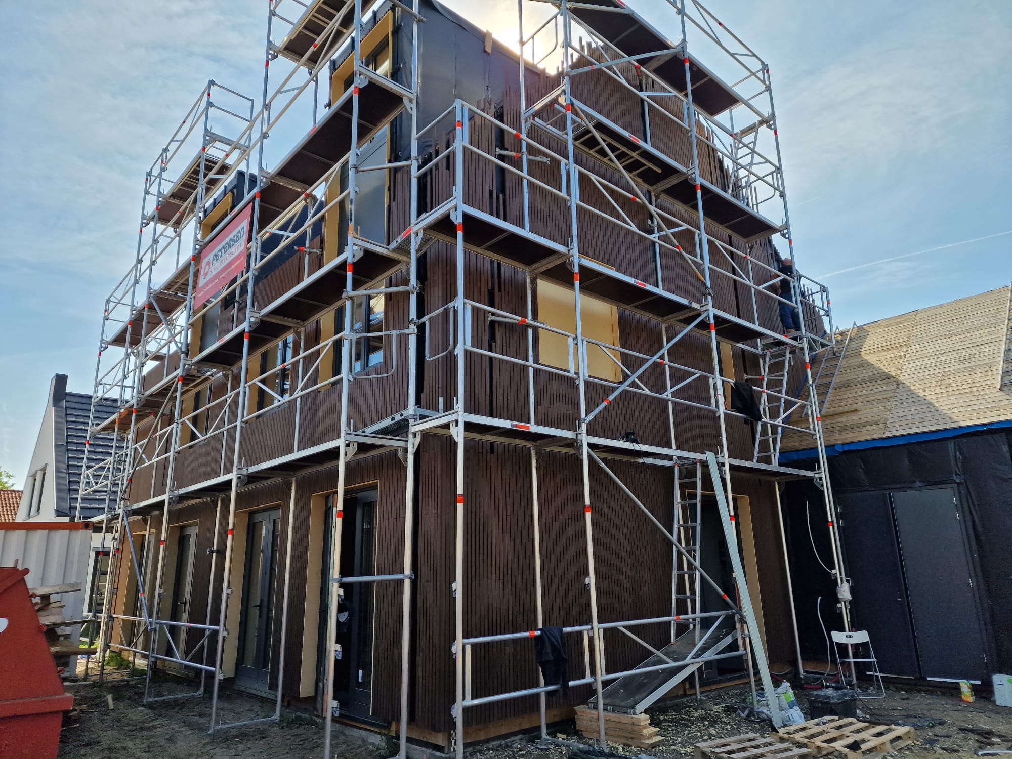 Casco biobased twee-onder-een-kapwoning in CLT en HSB in Andel, in aanbouw met steiger